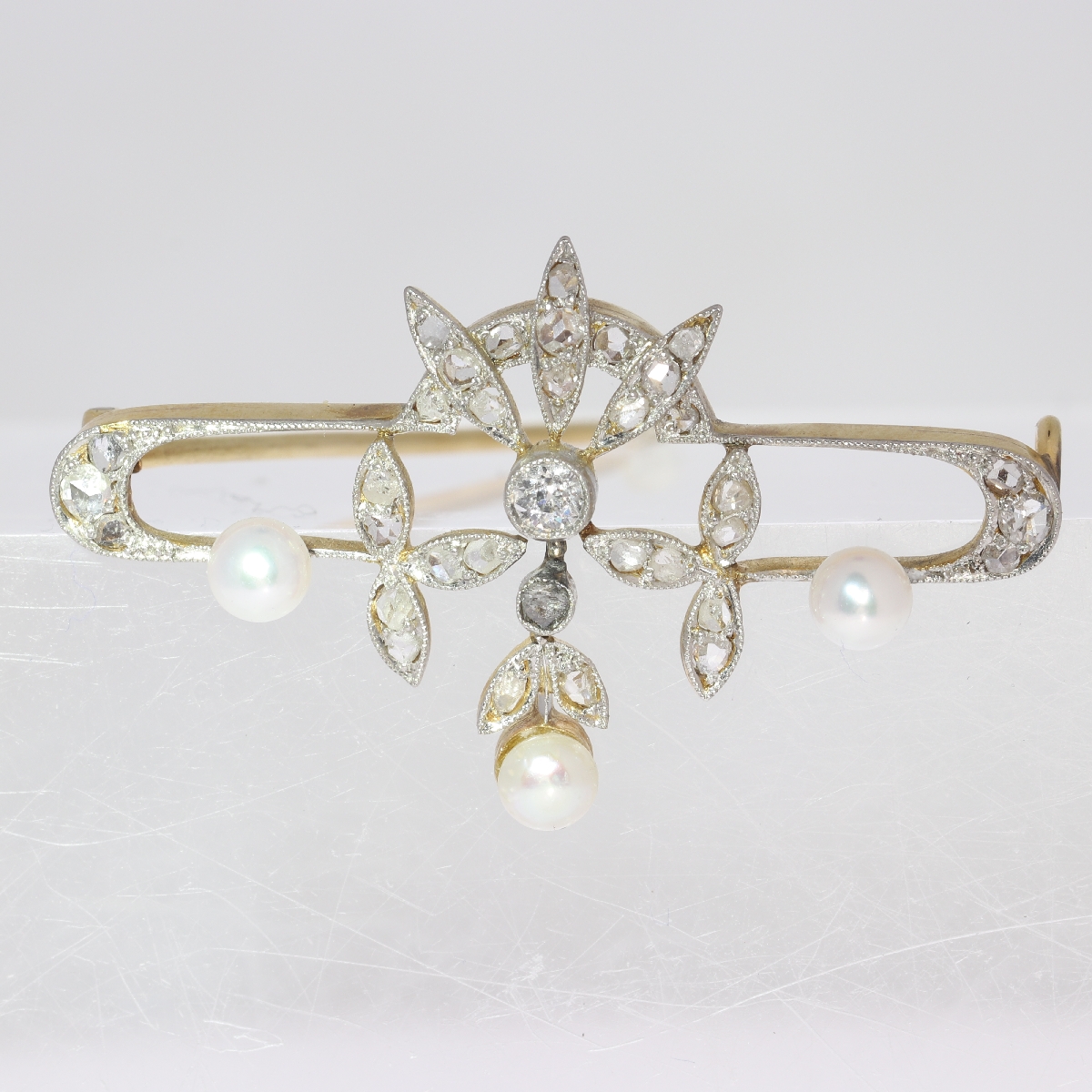 Belle epoque brooch with brilliant cut and rose cut diamonds and pearls